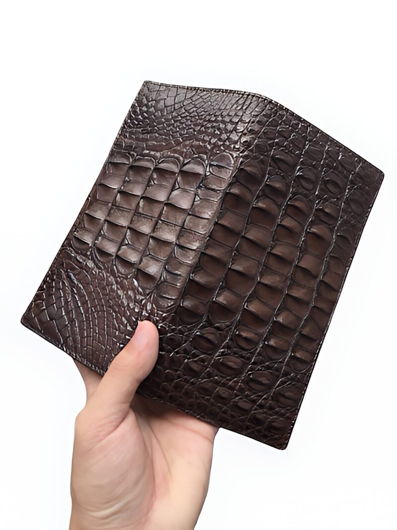 Porte-cartes allongé en cuir de crocodile véritable - Écrin artisanal pour homme raffiné - Marron café